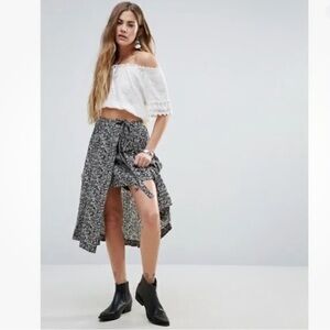 Free People Leaf Print “Love Train” Wrap Skirt w/an Asymmetrical Hem. Size 10